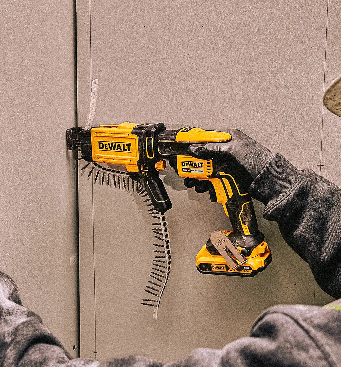 Ekstra utsnitt av DCF620 Gipsskrutrekker 18V XR 4400rpm (produktet) i brukssituasjon