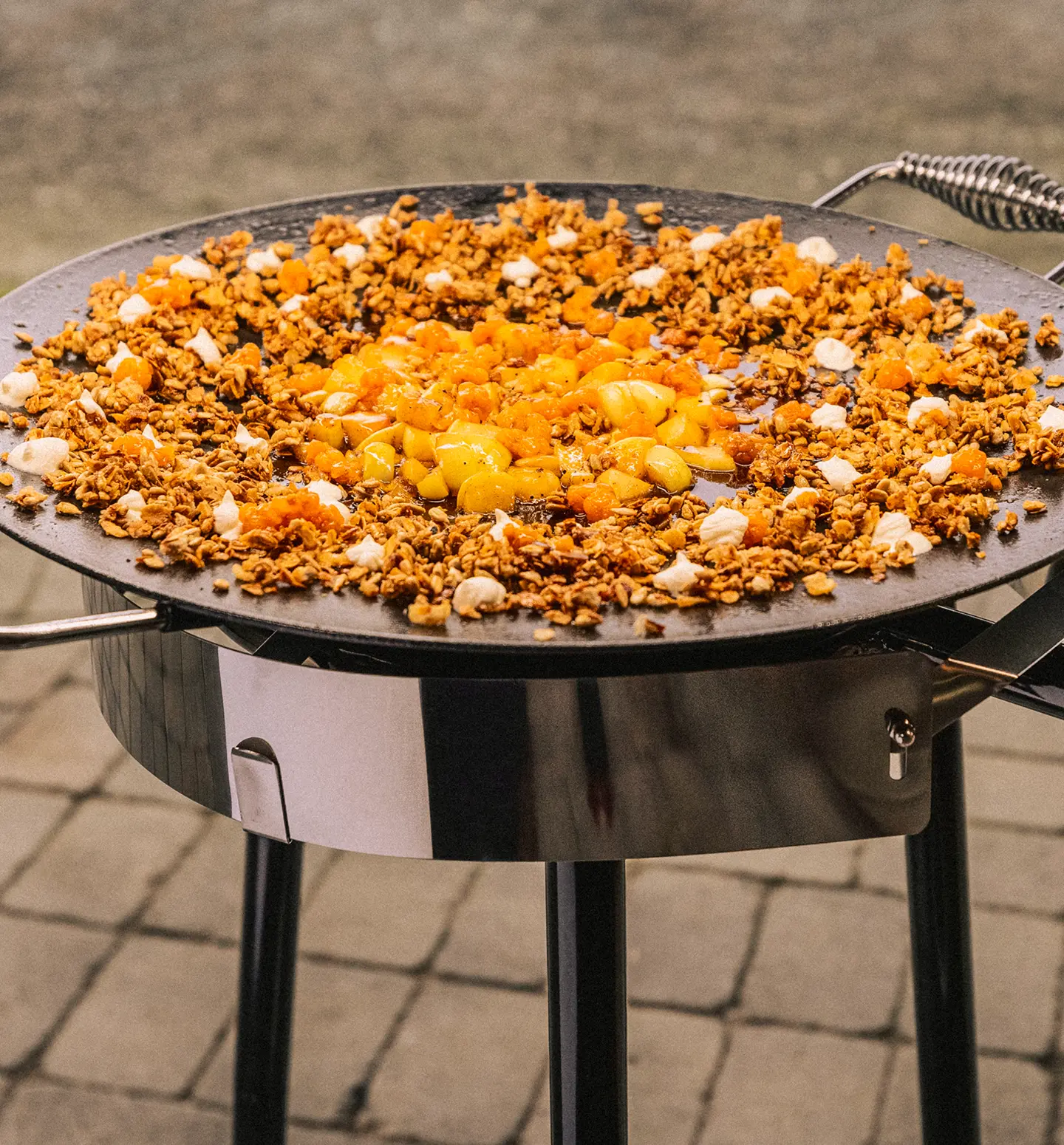 Traktør-stekehelle med gassbrenner ø58cm Sort  - Miljøbilde Merkevare - 7 Ekstra utsnitt av Traktør-stekehelle med gassbrenner ø58cm Sort (produktet) i brukssituasjon