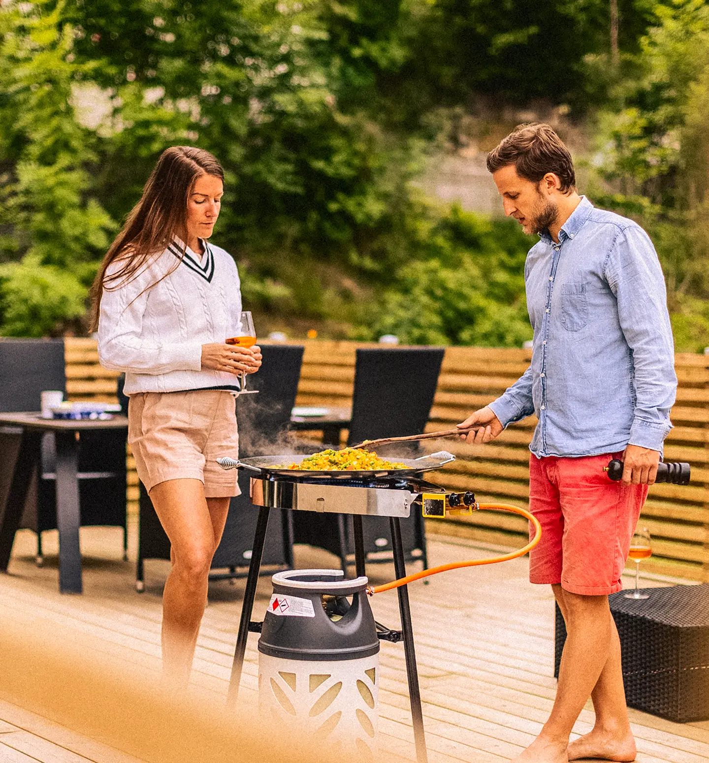 Traktør-stekehelle med gassbrenner ø58cm Sort  - Miljøbilde Segger - 1 Ekstra utsnitt av Traktør-stekehelle med gassbrenner ø58cm Sort (produktet) i brukssituasjon