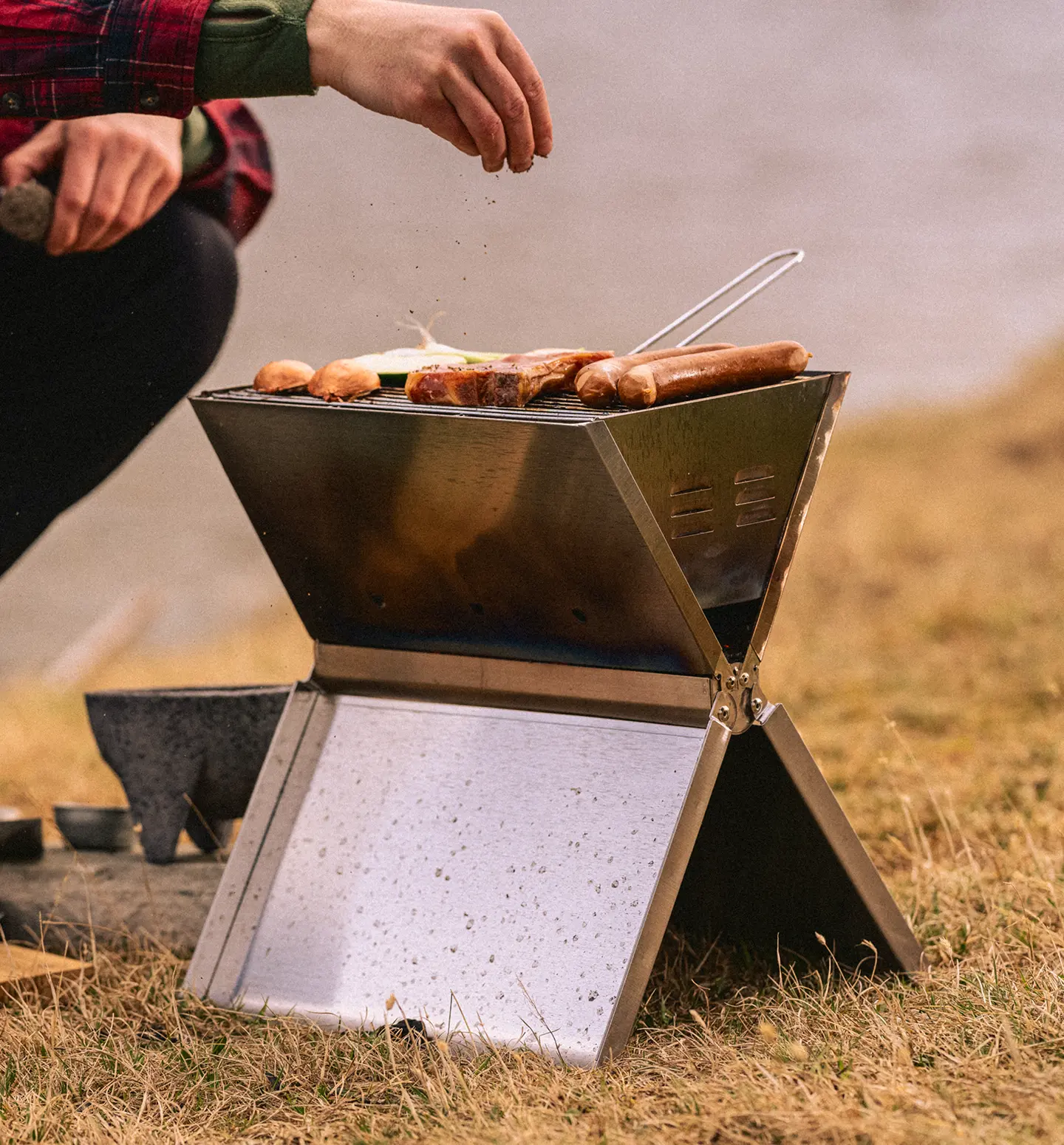 Fullt utsnitt av Vikbar Sammenleggbar grill 38x26cm Sølv (produktet) i brukssituasjon