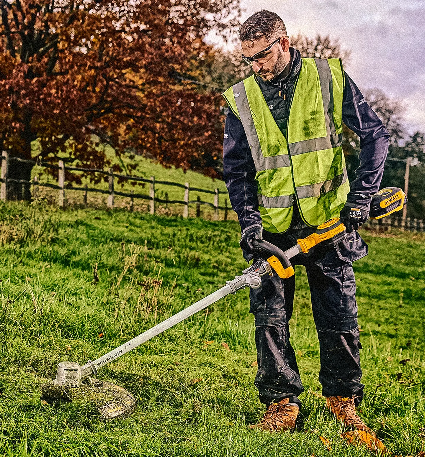 Ekstra utsnitt av DCMST561 Gresstrimmer 18V XR (produktet) i brukssituasjon