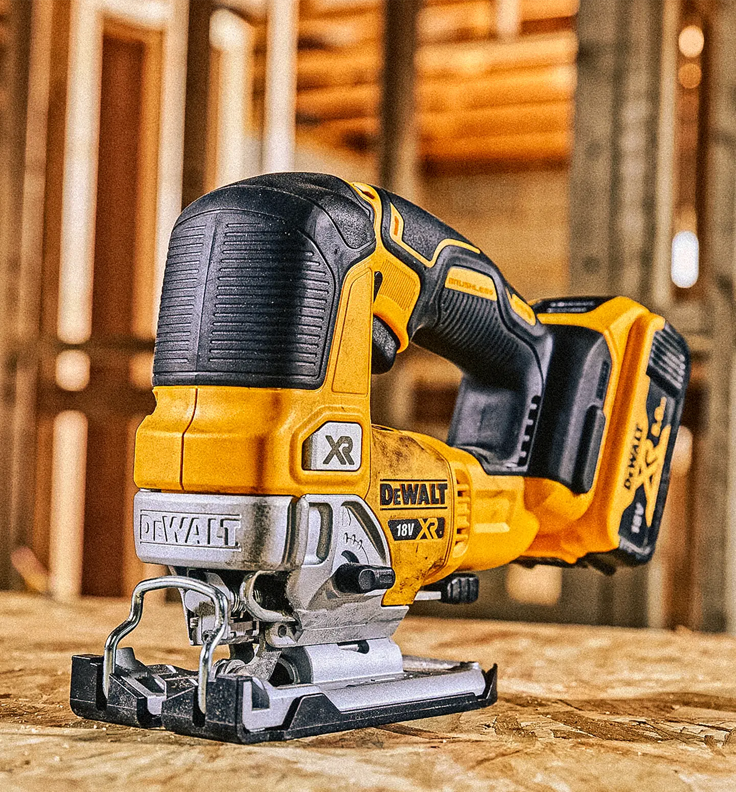 Ekstra utsnitt av DCS334 Stikksag 18V XR (produktet) i brukssituasjon