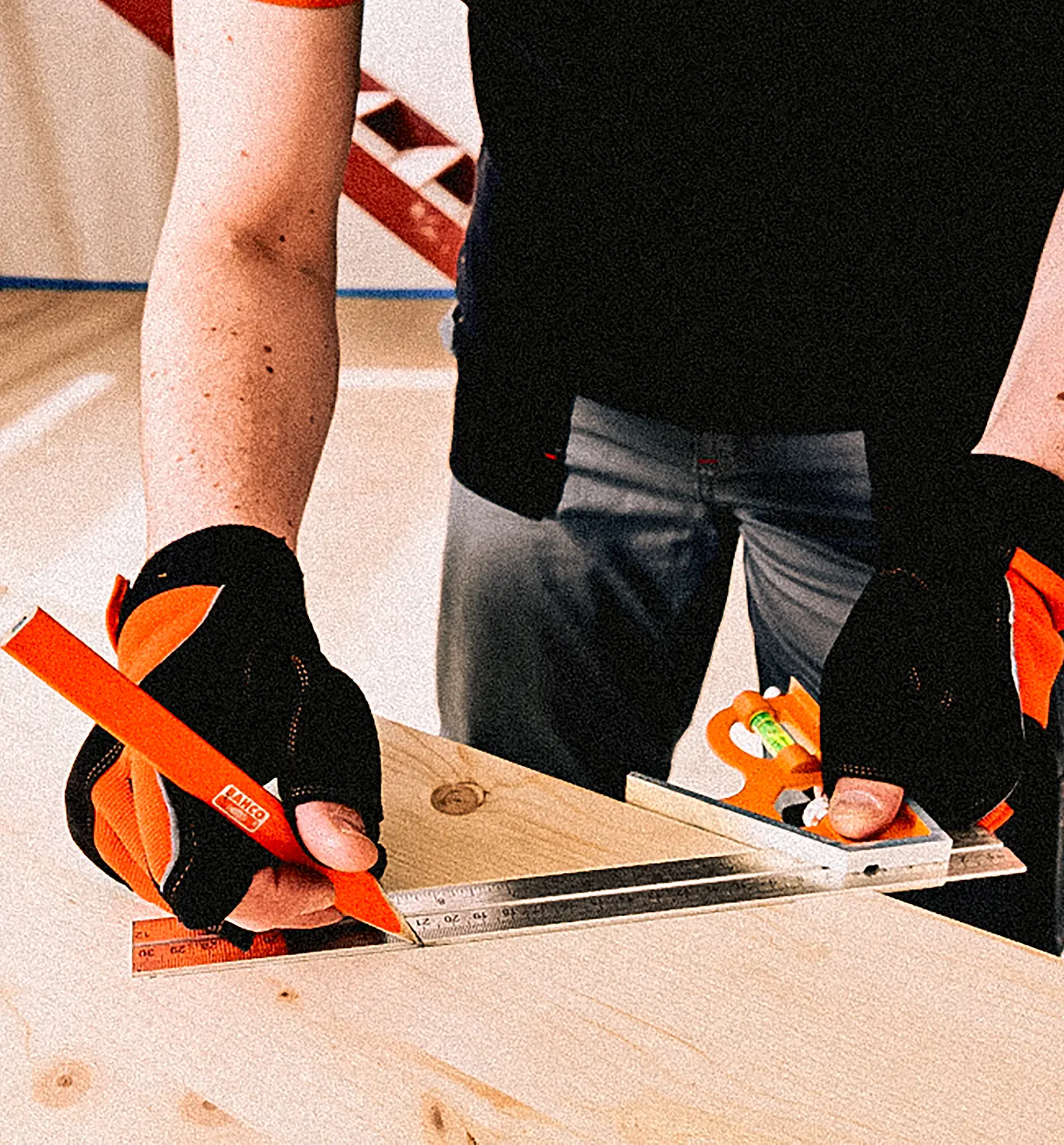 Ekstra utsnitt av Kombinasjonsvinkel m/vater 300mm (produktet) i brukssituasjon