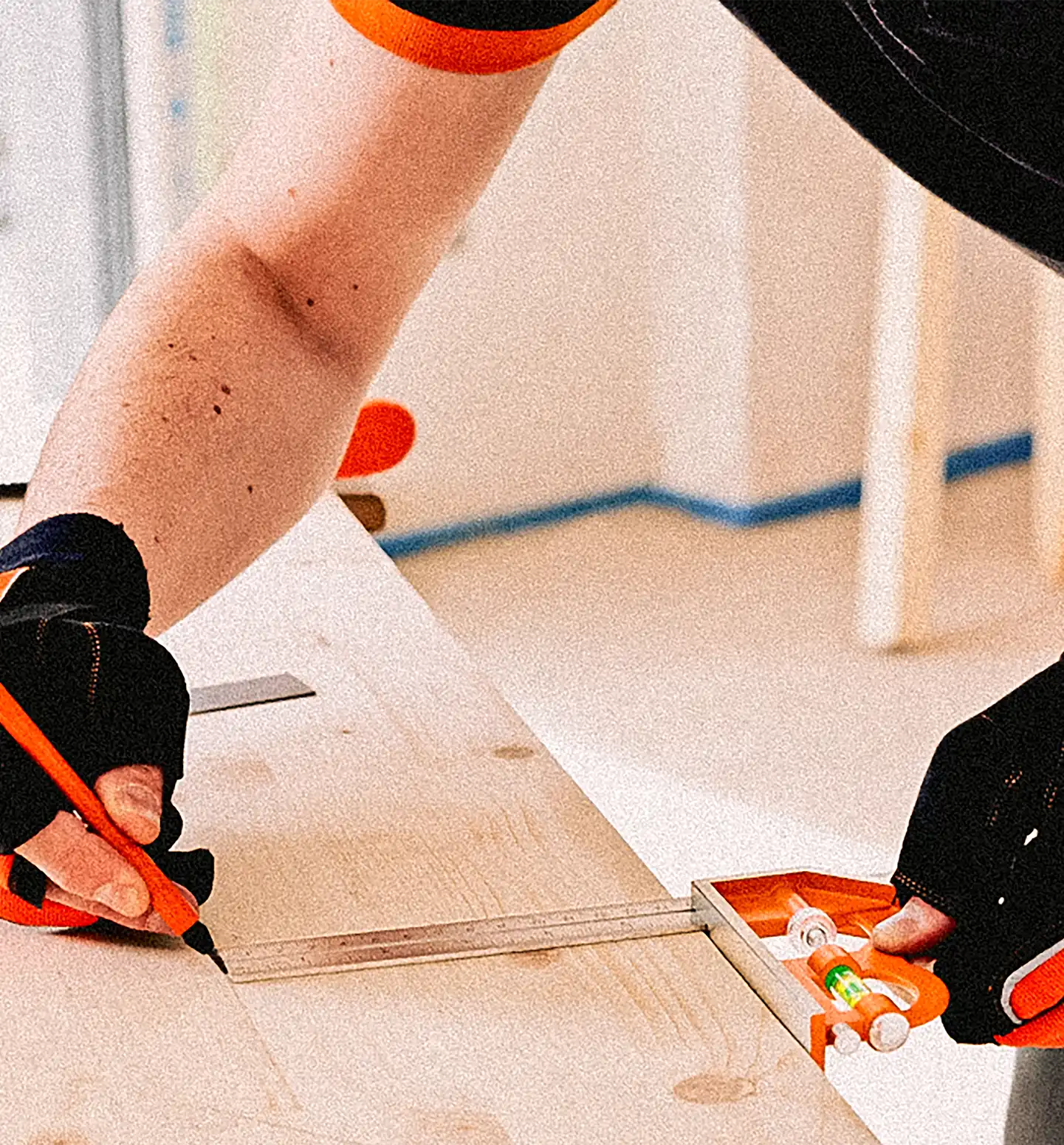 Ekstra utsnitt av Kombinasjonsvinkel m/vater 300mm (produktet) i brukssituasjon