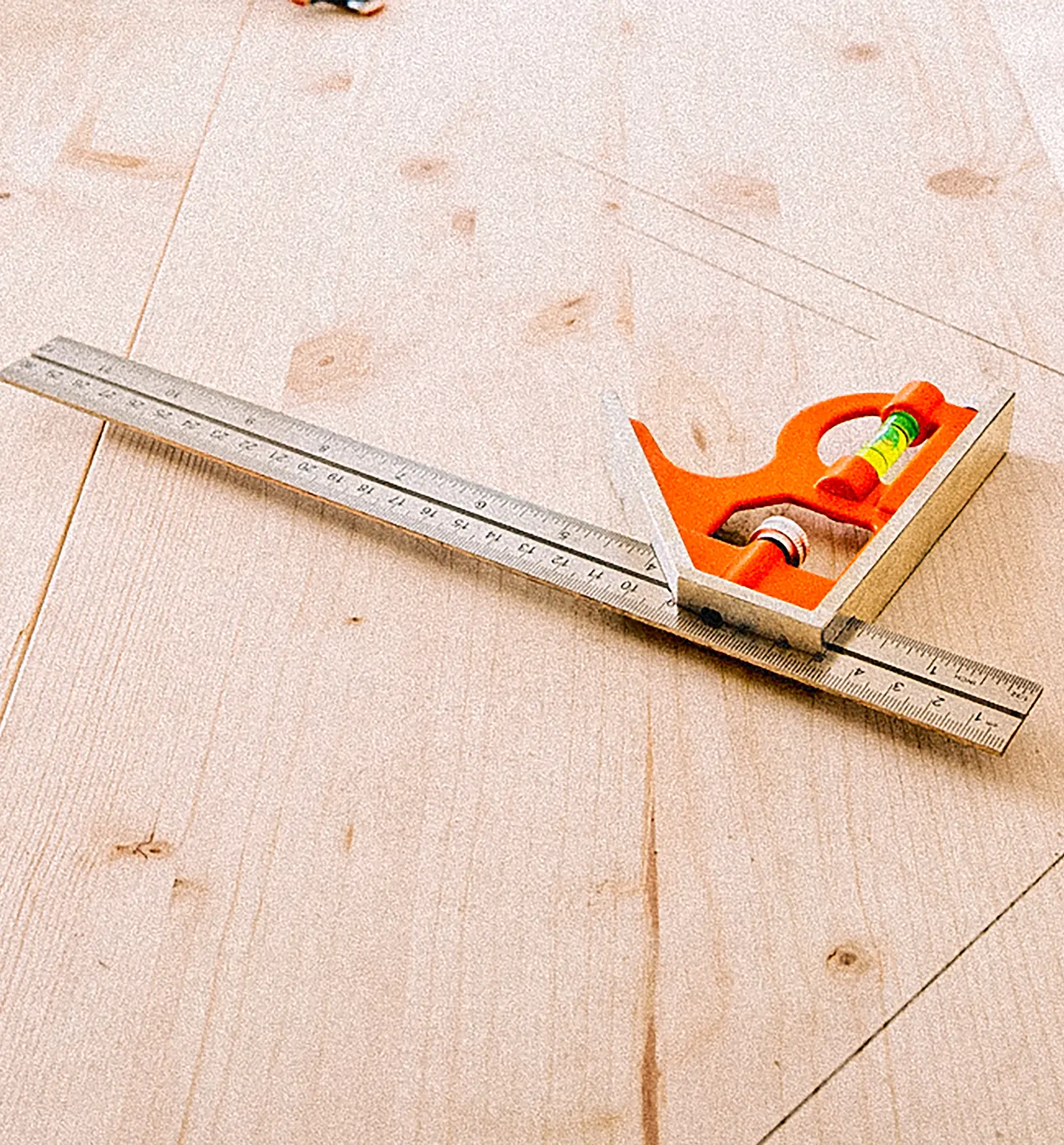 Ekstra utsnitt av Kombinasjonsvinkel m/vater 300mm (produktet) i brukssituasjon