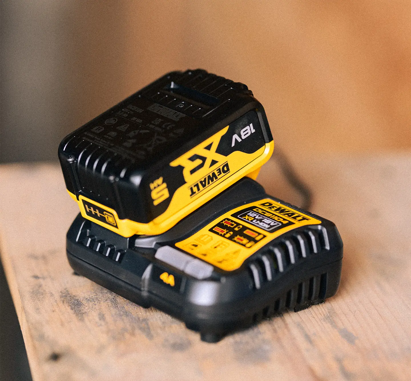 Fullt utsnitt av DCB1104 Multilader 18V/12V XR Enkel (produktet) i brukssituasjon