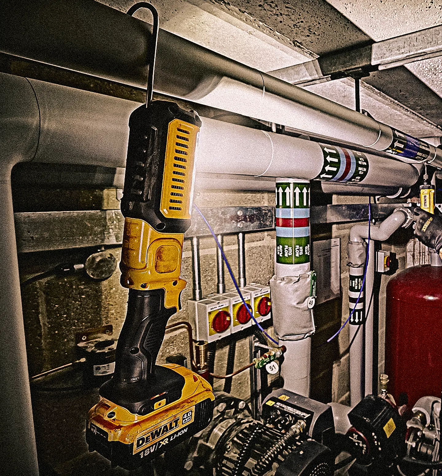 Ekstra utsnitt av DCL050 Inspeksjonslampe 18V XR Håndholdt uten batteri & lader (produktet) i brukssituasjon