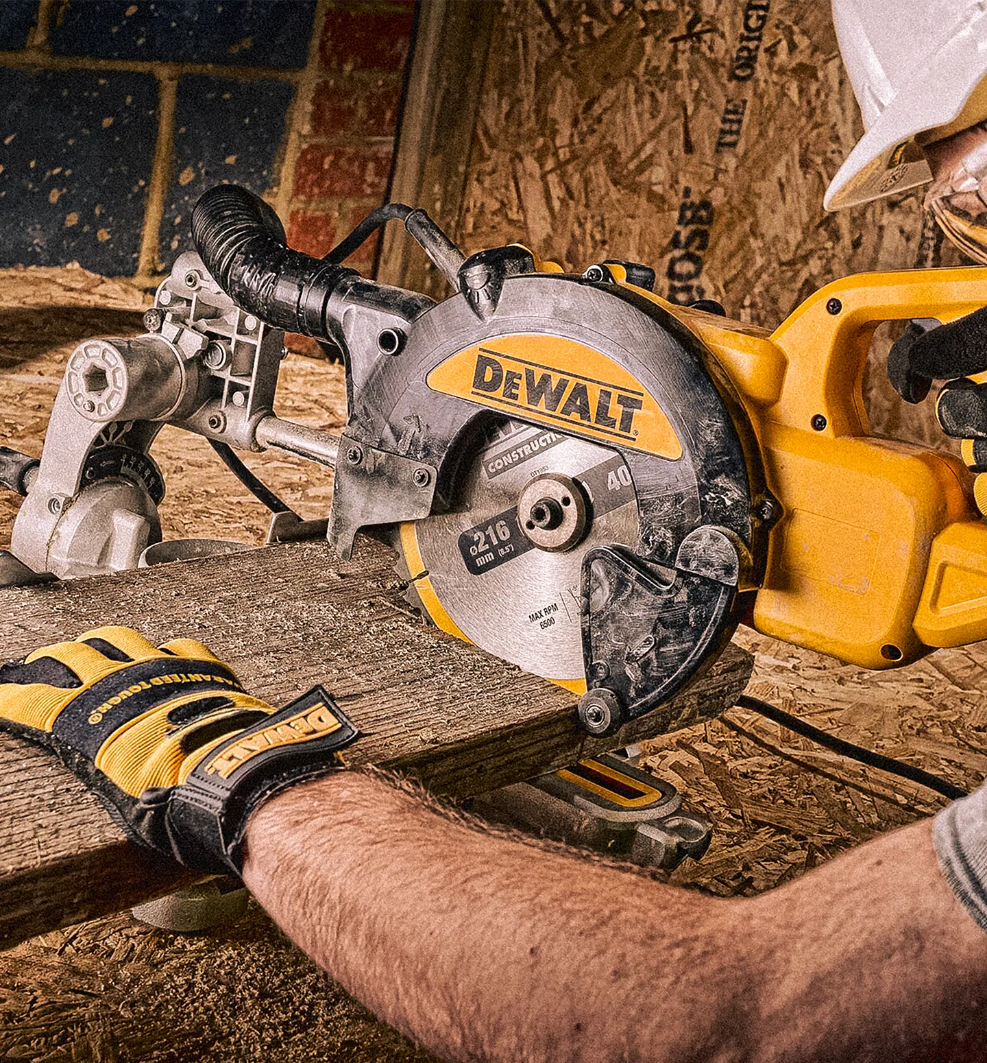 Ekstra utsnitt av DT1953 Construction Sagblad 216x30mm 40T (produktet) i brukssituasjon