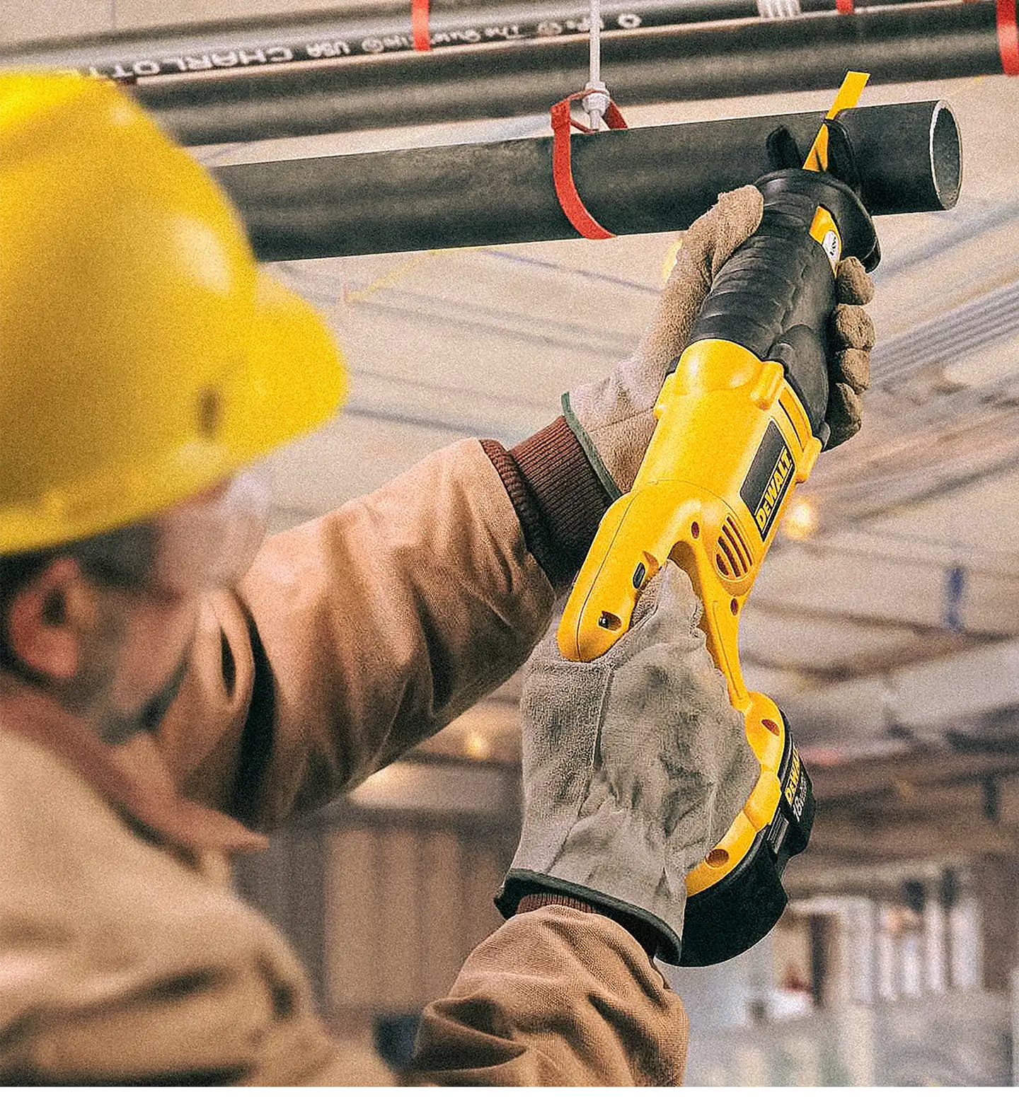 Ekstra utsnitt av DT2353 Sagbladsett for bajonettsag Metall 5stk (produktet) i brukssituasjon