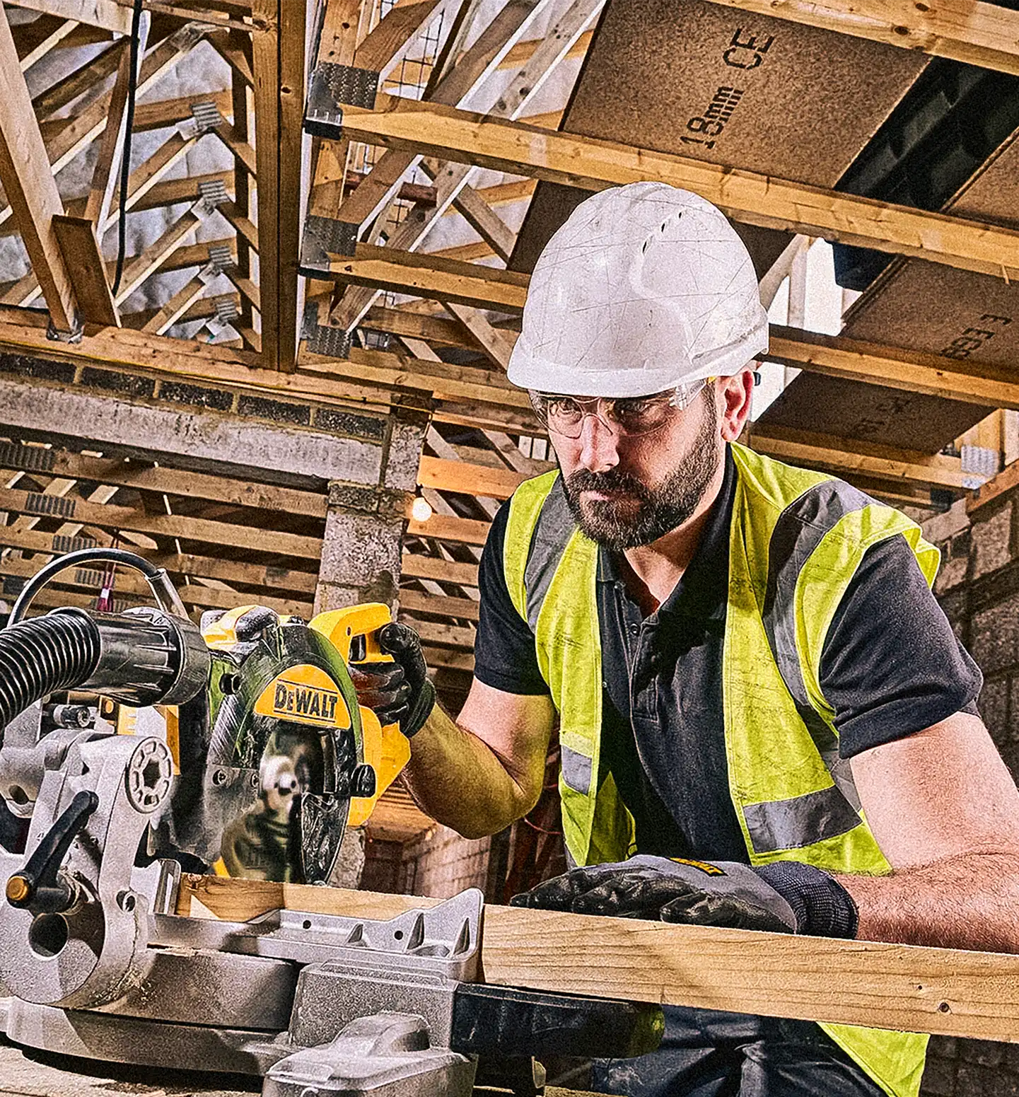 Ekstra utsnitt av DWS774 Kapp- og gjærsag 230V 1400W Ledning 216mm 250x6mm (produktet) i brukssituasjon