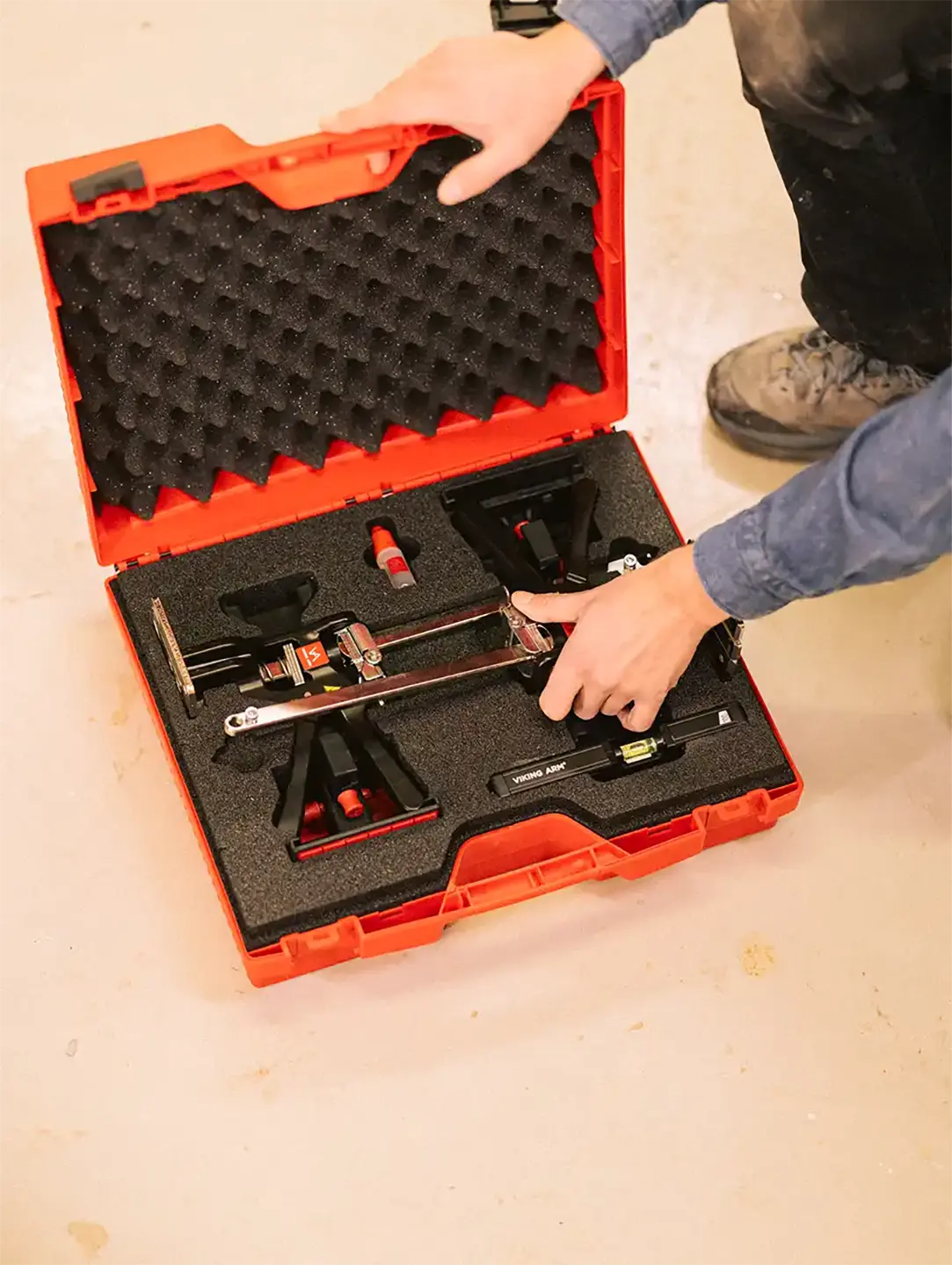 Fullt utsnitt av Oppbevaringskasse til 2stk Håndholdte Jekker m/Installasjonssett for skap Tom (produktet) i brukssituasjon